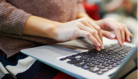 Persona usando una laptop